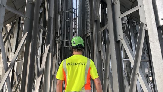 Höhenarbeiter der Industriekletter-Firma AERMAX vor Einsatz mit dem Arbeitsverfahren Seilzugangstechnik
