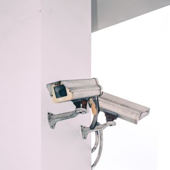 Zwei Kameras zur Videoüberwachung in Industrieanlage