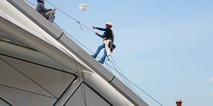 Höhenarbeiter Team bei Montagearbeiten auf Dach in Wiesbaden