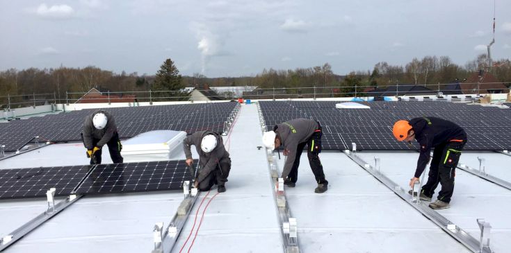 AERMAX Industriekletterer bei der Photovoltaik-Montage auf Flachdach