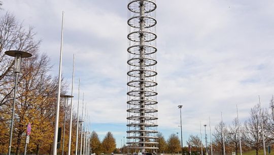 Kabelmontage auf dem Messeturm München aus der Ferne