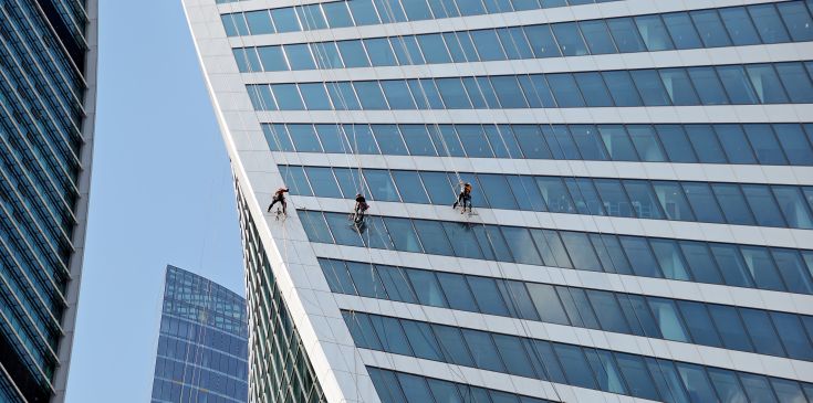 Höhenarbeiter zu dritt bei Fensterreinigung an Hochhaus Frankfurt
