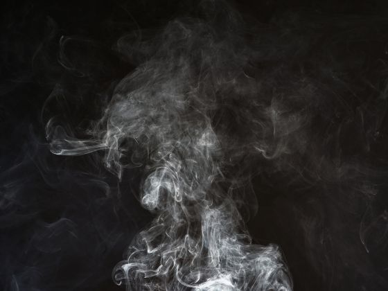 Rauch in Nahaufnahme vor schwarzem Hintergrund: jetzt RAS zum Brandschutz montieren