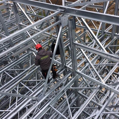 AERMAX Industriekletterer bei Wartungsarbeiten in großer Höhe auf Strommast