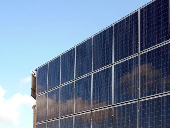 Solarzellen einer Photovoltaikanlage an großem Gebäude