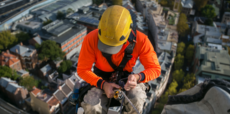 Höhenarbeiter beim Einsatz mittels Seilzugangstechnik in Mainz
