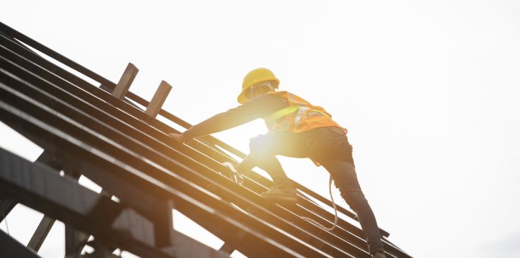 Höhenarbeiter auf Dachstuhl bei Industriekletterer-Einsatz in Ulm
