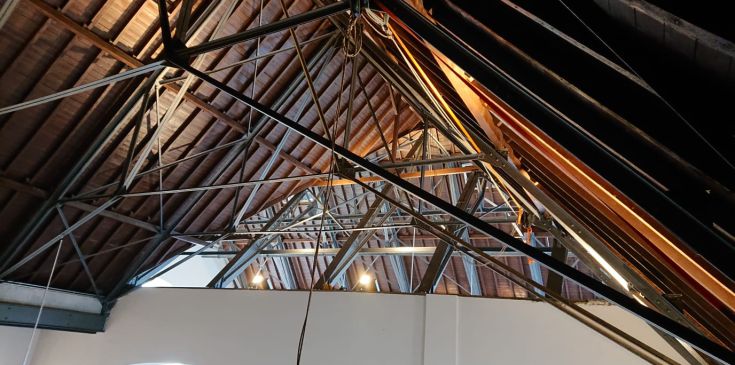 Montierte Seilsysteme für Taubennetze im Dach einer Bahnhofshalle