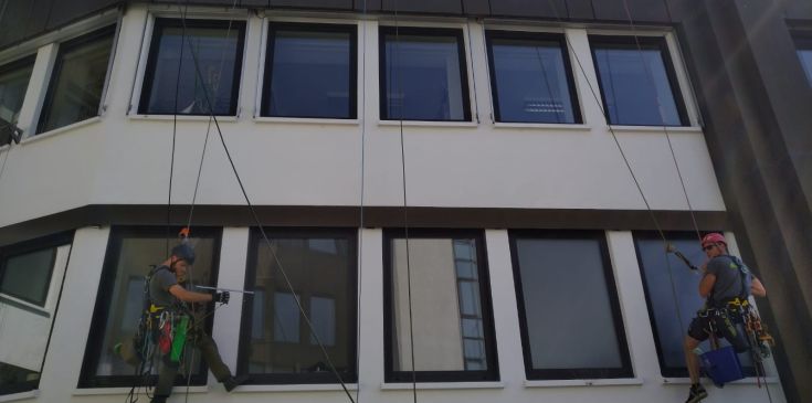 Zwei AERMAX Industriekletterer am Seil bei Fensterreinigung
