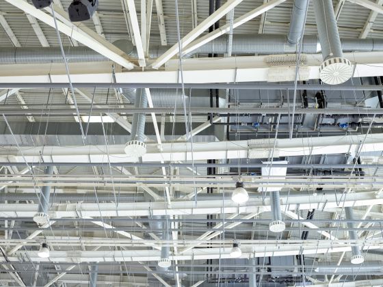 Schwer zugängliche Beleuchtungsanlage in hoher Industriehalle für den Einsatz von Industriekletterern