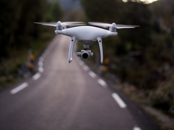 Drohne im Flug als Sinnbild für Dokumentationsarbeiten und Bauzustandskontrollen