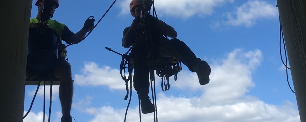 AERMAX Industriekletterer bei Reparaturen am Seil in großer Höhe